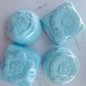 ONE all natural handmade Blue grape fruit bath bomb.